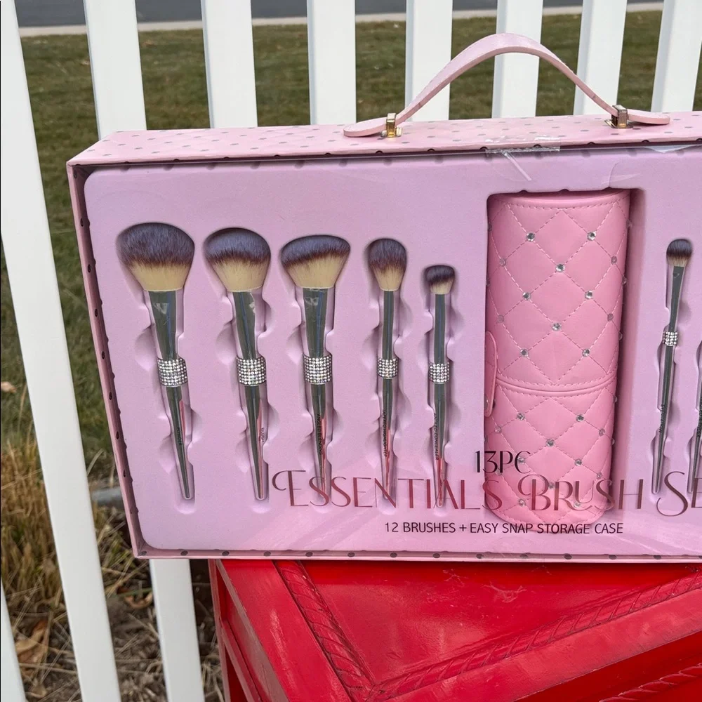 Makeup Bling Brushes NWT 12 Brushes and Container